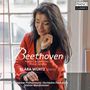 Texte: Beethoven, Piano Concerto No. 3, Piano Sonatas, KLÁRA WÜRZ piano, Czech Chamber Philharmonic Orchestra Pardubice, Vahan Mardirossian. Eine Frau in roter Kleidung sitzt am Klavier, sie lächelt.