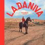 LADANIVA, YASAMAN. Person in roter Kleidung reitet auf einem schwarzen Pferd im Hintergrund von Hügeln unter blauem Himmel.