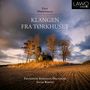„Klangen fra Tørk Huset“ von Paul Okkenhaug. Eine Hütte und Bäume auf einem Feld bei dramatischem Himmel.
