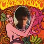 "CAETANO VELOSO" in gelben Buchstaben. Farbige Illustration mit Frau, Drachen, Blumen und einem ovalen Foto eines Mannes.