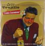 „Chico Trujillo en Cumbia Chilombiana“. Ein Mann in rotem Anzug hält eine Flasche und trägt eine Blume im Haar.