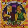 „Chico Trujillo“ oben, „Plato Único Bailablé“ unten. Ein Mann und eine Frau lachen, umgeben von Getränken. Retro-Stil.
