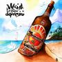 "Macha y el bloque depresivo" oben; Bierflasche auf Sandstrand mit Etikett "Brancaero de Cantina", Segelboot im Hintergrund.