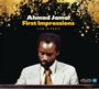 Ahmad Jamal "First Impressions: Live in Paris". Ein Mann im Anzug spielt konzentriert an einem Klavier. Goldene Spritzer oben.