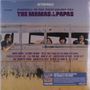 FAREWELL TO THE FIRST GOLDEN ERA, THE MAMAS & THE PAPAS. Vier Personen schauen aus einem alten Busfenster.