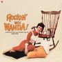 "Rockin' with Wanda!" steht in großen, auffälligen Buchstaben. Eine Frau liegt entspannt auf Kissen neben einem Schaukelstuhl.