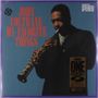 "JOHN COLTRANE MY FAVORITE THINGS" steht in roter Schrift auf dunkelblauem Hintergrund. Ein Mann spielt Saxophon.
