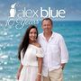 Text: "alex blue 10 Years". Ein Mann und eine Frau am Strand in weißer Kleidung, lächelnd. Meer im Hintergrund.