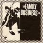 "The Family Business Ltd" in auffälliger Schrift, Illustration eines Mannes mit Gitarre, schwarz-weiß kariert gestaltet.