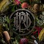 Dekoratives Logo mit verschlungenen Buchstaben in der Mitte. Umgeben von farbenfrohen Blumen und Blättern.