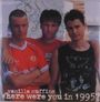 Text: "vanilla muffins Where were you in 1995?" Drei Männer, Arm in Arm, vor einer bemalten Wand stehend.