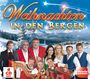 "Weihnachten in den Bergen" in großen, festlichen Buchstaben. Eine Gruppe von Musikern in traditioneller Kleidung vor verschneiter Berglandschaft.