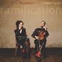 „Flora Geißelbrecht & Jelena Popržan - ramification“. Zwei Frauen sitzen mit Streichinstrumenten auf Stühlen in einem rustikalen Raum.