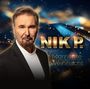 "NIK P. Momente der Weihnacht." Ein Mann in Anzug, mit Hintergrund aus Lichtern und funkelndem Blau.