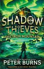 "SHADOW THIEVES", "THE IRON MOUNTAIN", "PETER BURNS". Dunkle Szenerie mit Wölfen, einem Berg und einem leuchtenden Himmel.