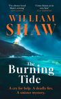 "William Shaw. The Burning Tide. A cry for help. A deadly fire. A sinister mystery." Ein Haus auf einem Hügel brennt.
