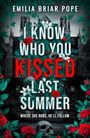 Der Text zeigt: „I KNOW WHO YOU KISSED LAST SUMMER“. Rote Rosen, grüne Blätter, Totenköpfe und Gebäude im Hintergrund.
