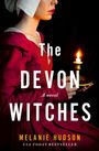 „The Devon Witches“ von Melanie Hudson. Frau in rotem Kleid hält Kerze in der Dunkelheit.