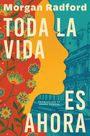 "Toda la vida es ahora" in großen Buchstaben. Blumenmuster links, rechts ein Gebäude und eine gelbe Silhouette.