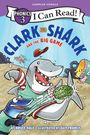 Text: "Phonics 3, I Can Read!, Clark the Shark and the Big Game, by Bruce Hale, illustrated by Guy Francis."  
Illustration: Ein fröhlicher Hai spielt Ball.