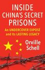 Text: "Inside China’s Secret Prisons: An Undercover Exposé and Its Lasting Legacy" von Orville Schell. Unter Text Stacheldraht und gelbe Sterne.