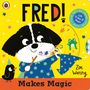 „FRED! Make Magic“ steht auf einem gelben Hintergrund. Ein Hund zaubert mit Stab und Hut, daneben ein kleiner Vogel.