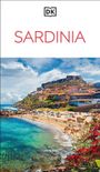 Text "SARDINIA" in Rot und "DK" Logo oben. Im Hintergrund ein Strand mit türkisfarbenem Wasser und bunte Häuser auf einem Hügel.