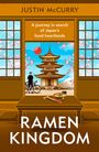 "JUSTIN McCURRY" oben, "A journey in search of Japan's food heartlands", "RAMEN KINGDOM" unten. Illustration: Pagode, Berge, Ramen.
