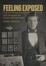 "FEELING EXPOSED" oben, "Early Photography and Privacy in the United States" darunter, darunter "Sarah Parsons". Ein Mann in altmodischer Kleidung hält ein Fotoalbum.