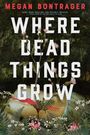 "WHERE DEAD THINGS GROW" weißer Text auf dunklem Waldhintergrund. Blumen, Pflanzen, und ein organisches Element im Vordergrund.