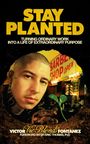 Text: "STAY PLANTED. Turning ordinary work into a life of extraordinary purpose. VICTOR Vic Blends FONTANEZ."  
Ein Mann hält eine Pflanze, im Hintergrund ein Friseurschild.