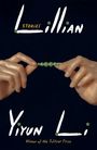 "Stories Lillian" und "Yiyun Li" in Weiß auf dunklem Hintergrund. Zwei Hände halten eine kleine grüne Perlenkette.