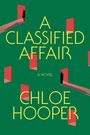 "A Classified Affair", "A Novel", "Chloe Hooper". Illustration: Figuren in Türen mit Schatten auf grünem Hintergrund.