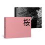 "MORIYAMA BLOSSOM" und ein großes japanisches Schriftzeichen auf einem rosa Buchcover, daneben ein schwarz-weißes Bild.