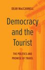 "DEAN MACCANNELL" und "Democracy and the Tourist: The Politics and Promise of Travel". Orange Hintergrund, griechische Säulen.