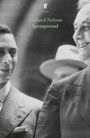 Text: "Richard Nelson, Springwood". Zwei Männer, die sich ansehen und lächeln. Der eine trägt einen Anzug und Hut im Hintergrund.
