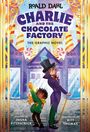 "Roald Dahl: Charlie and the Chocolate Factory: The Graphic Novel. Zwei Figuren vor einer farbenfrohen Fabrik."