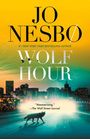 Text: "JO NESBØ", "NEW YORK TIMES BESTSELLING AUTHOR", "WOLF HOUR", Zitat über Nesbø. Skyline mit Wolf im Vordergrund.