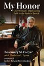 "My Honor: One Woman’s Trailblazing Path to the Federal Bench" von Rosemary M. Collyer. Frau in Richterrobe am Schreibtisch.