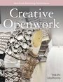 „Creative Openwork“ und „Yakshi Malhotra“ steht in Weiß auf Textilien mit Maschenmustern in Erdtönen auf Schneiderpuppen.
