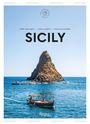 „Maud Simon - SICILY“ steht oben. Ein Felsen im Meer, Boote drumherum, blauer Himmel.