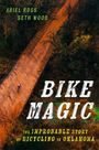 BIKE MAGIC, THE IMPROBABLE STORY OF BICYCLING IN OKLAHOMA. Oben: ARIEL ROSS, SETH WOOD. Ein Radfahrer auf einem Waldweg aus der Vogelperspektive.