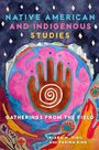Titel: "Native American and Indigenous Studies: Gatherings from the Field". Illustration: Hand mit Spirale, bunte Muster.