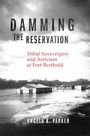 Titel: "DAMMING THE RESERVATION"; Untertitel: "Tribal Sovereignty and Activism at Fort Berthold", Autorin: Angela K. Parker. Überschwemmte Holzhäuser.