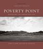 "POVERTY POINT, REVEALING THE FORGOTTEN CITY" führt als Titel. Darunter ein Hügel in einer flachen, weiten Landschaft.