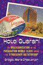 "Hotel Guaraní" in großen Buchstaben. Retro-Postkarte mit Hotelbild, blauem Himmel und roten Elementen.