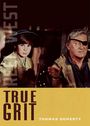"TRUE GRIT" und "THOMAS DOHERTY" in großen Buchstaben. Zwei Personen, eine mit Augenklappe, vor dunklem Hintergrund.