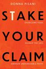 "STAKE YOUR CLAIM" in Schwarz auf Orange. "Overcome fear. Silence the lies. Awaken unshakeable faith." Autor: Donna Pisani.