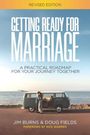 Text: "Revised Edition", "Getting Ready for Marriage", "A Practical Roadmap for Your Journey Together", "Jim Burns & Doug Fields", "Foreword by Rick Warren". Zwei Menschen umarmen sich vor einem blauen VW-Bus am Meer.