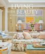"Living with Beauty: At Home and in the Garden." Gemütlicher, blumiger Raum mit Sofas, Blumen und pastellfarbenen Akzenten.